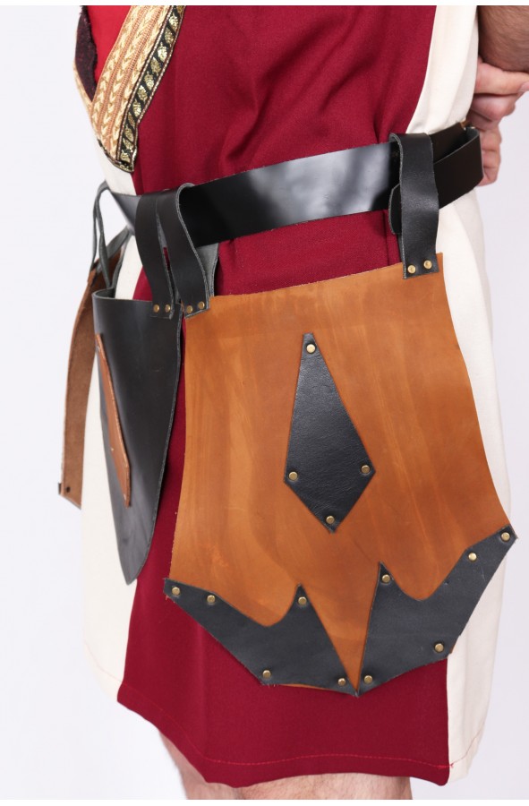 Cinturón de cuero medieval con escudos