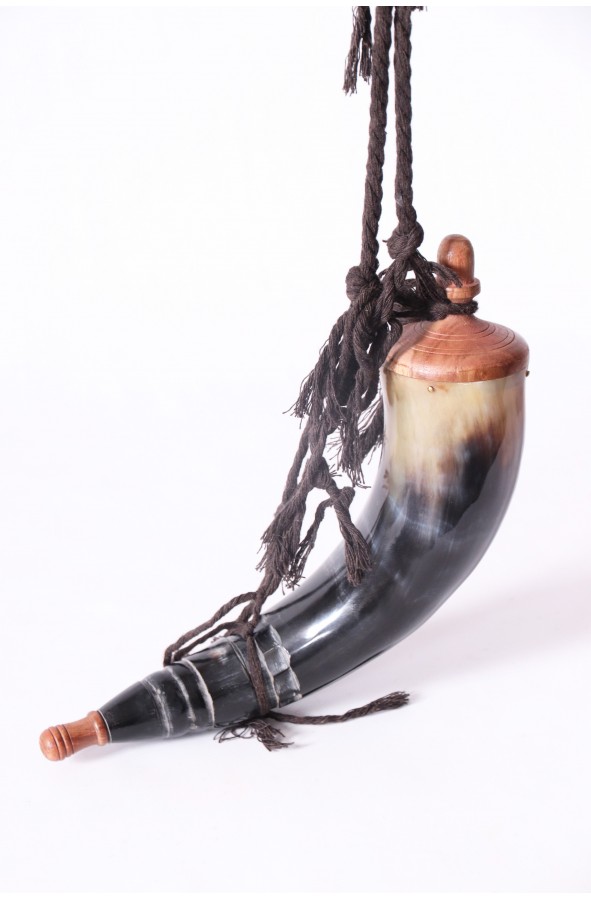 Closed horn with wooden cap