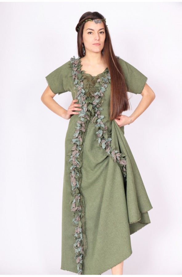 Vestido medieval con apliques de flecos