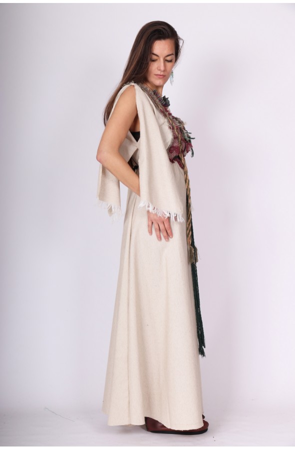 Vestido medieval de flores bordadas...