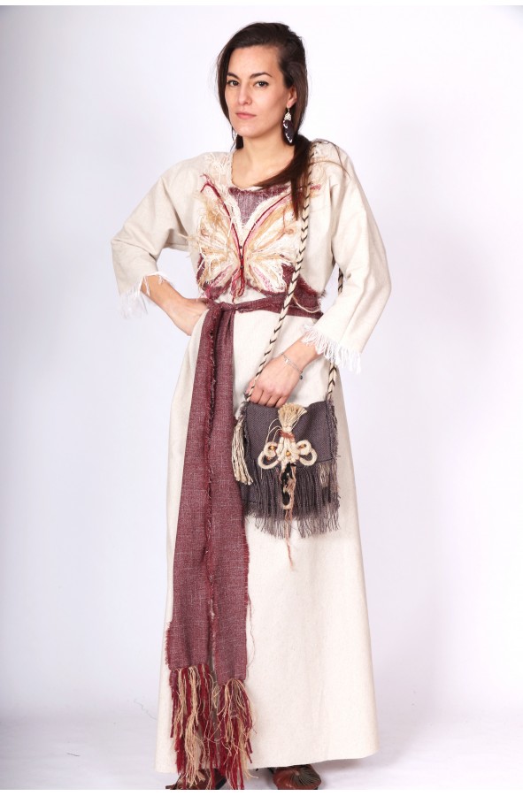 Vestido medieval con mariposa bordada