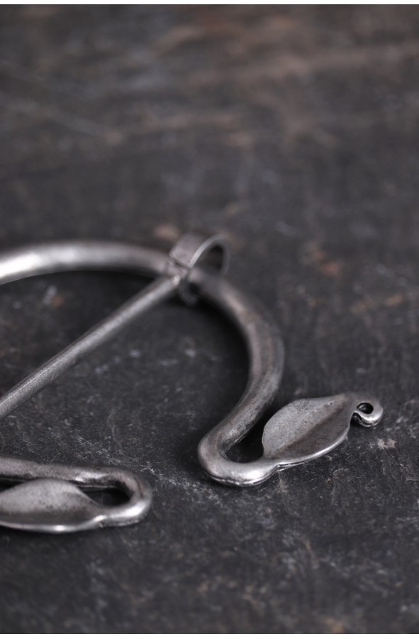Fíbula o broche penannular de hojas
