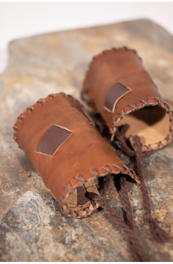 Brazalete vikingo de cuero marrón