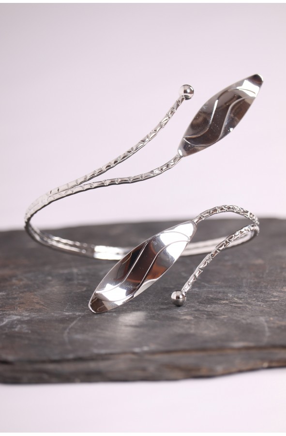 Silver plated bracelet with leaves