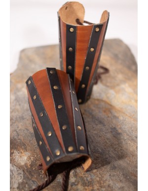Brazalete medieval cuero marrón y negro con remaches