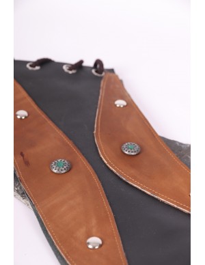 Fajín medieval de cuero marrón y negro tachuelas