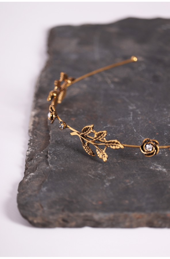 Diadema dorada de hojas