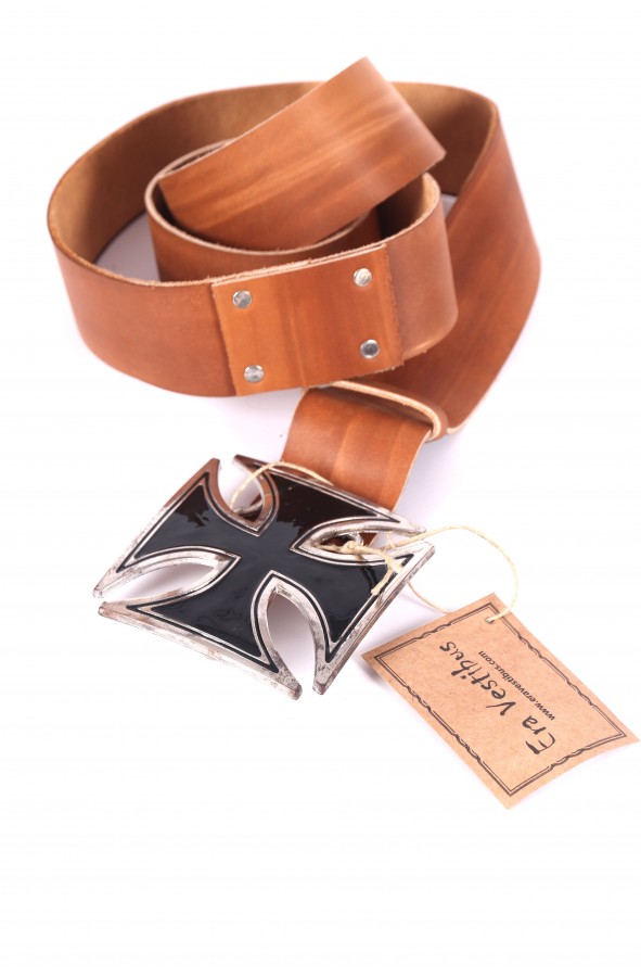 Cinturón de cuero marrón y cruz medieval