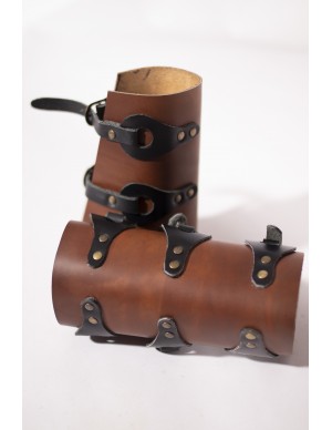 Brazalete medieval de cuero con correas
