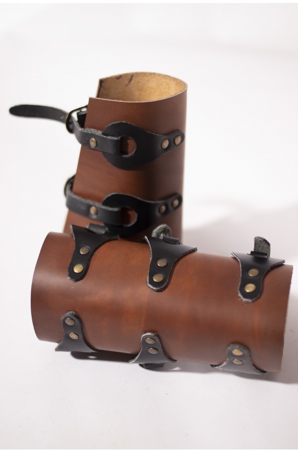 Brazalete medieval de cuero con correas