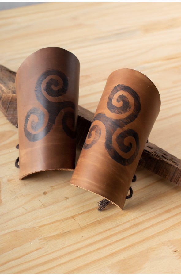 Brazaletes celtas con trisquel