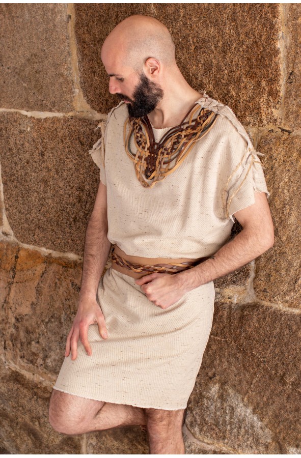 Traje celta con cuero