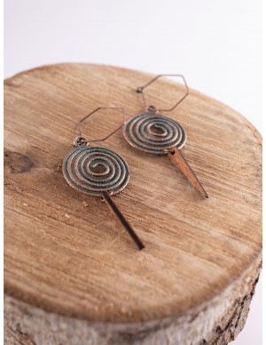Espiral del Tiempo: Pendientes Versátiles para Atuendos Históricos de YuteCrea