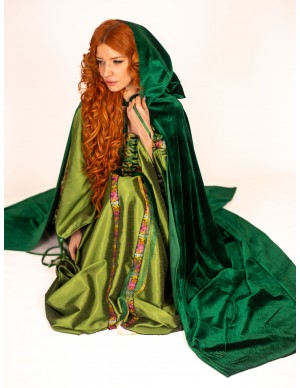 Capa Medieval Aterciopelada verde: Elegancia y Tradición en Cada Pliegue