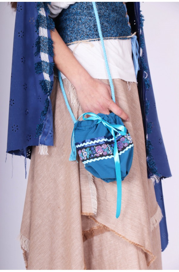 Bolso medieval azul con flores