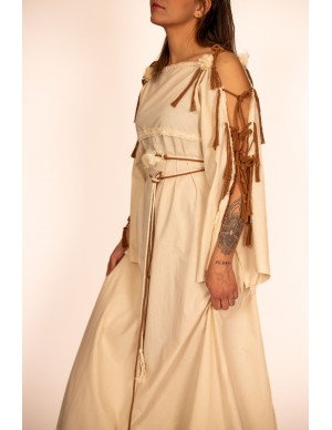 Vestido Celta y Vikingo Largo en Color Crudo con Mangas Ajustables y Flores de Organza - Yutecrea