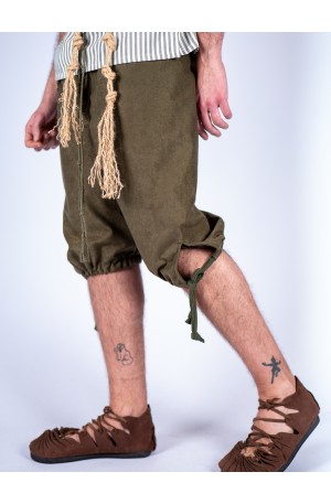 Pantalon medieval cortos en verde oliva – frescura y libertad de movimiento