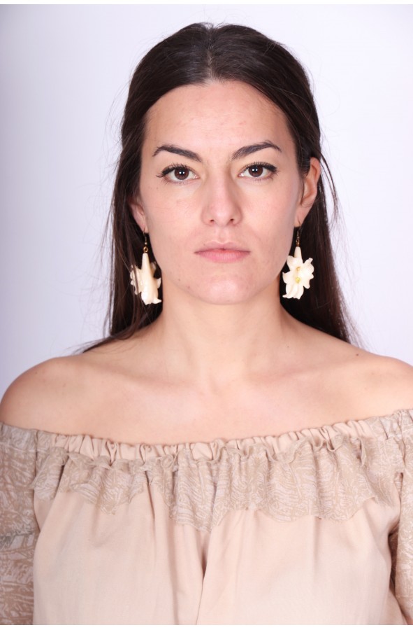 Pendientes medievales de flor crema