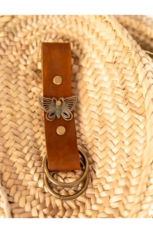Sujetafaldas de cuero con filigrana de mariposa