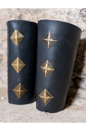 Grebas romanas de cuero negro con tachuelas