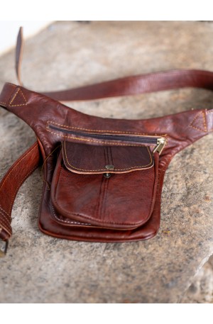 Bolso de cuero marrón con múltiples bolsillos
