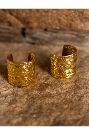 Par de brazaletes romanos en metal dorado grabado