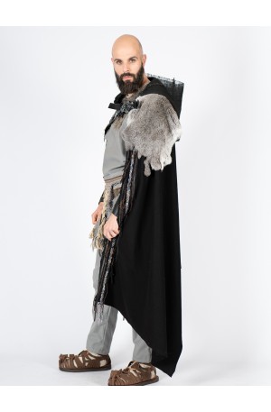 Capa negra celta y vikinga con piel y broche de lobo