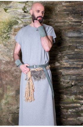 Conjunto celta y vikingo largo en gris con cinturones y brazales a juego